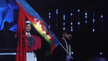 irevanda-azerbaycan-bayragi-yandirildi-video